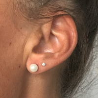 Boucles d'oreilles petites perles blanches nacrées